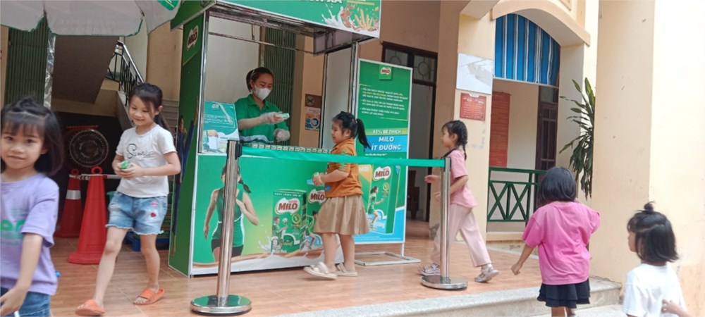 <a href="/tin-tuc-su-kien/cong-ty-sua-milo-viet-nam-tang-sua-mien-phi-cho-hoc-sinh-truong-tieu-hoc-hoang-c359-1012557.aspx">Công ty sữa MILO VIỆT NAM tặng sữa miễn phí cho học sinh Trường Tiểu học Hoàng Đan</a>